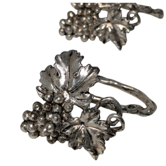 Vintage Arthur Court Set of 4 Grapes Pattern Napkin Rings Silvertone Signed 1995 - Picture 5 of 6